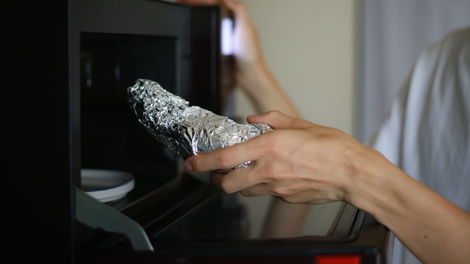 can-you-microwave-aluminum-foil-kitchen-safety-guide