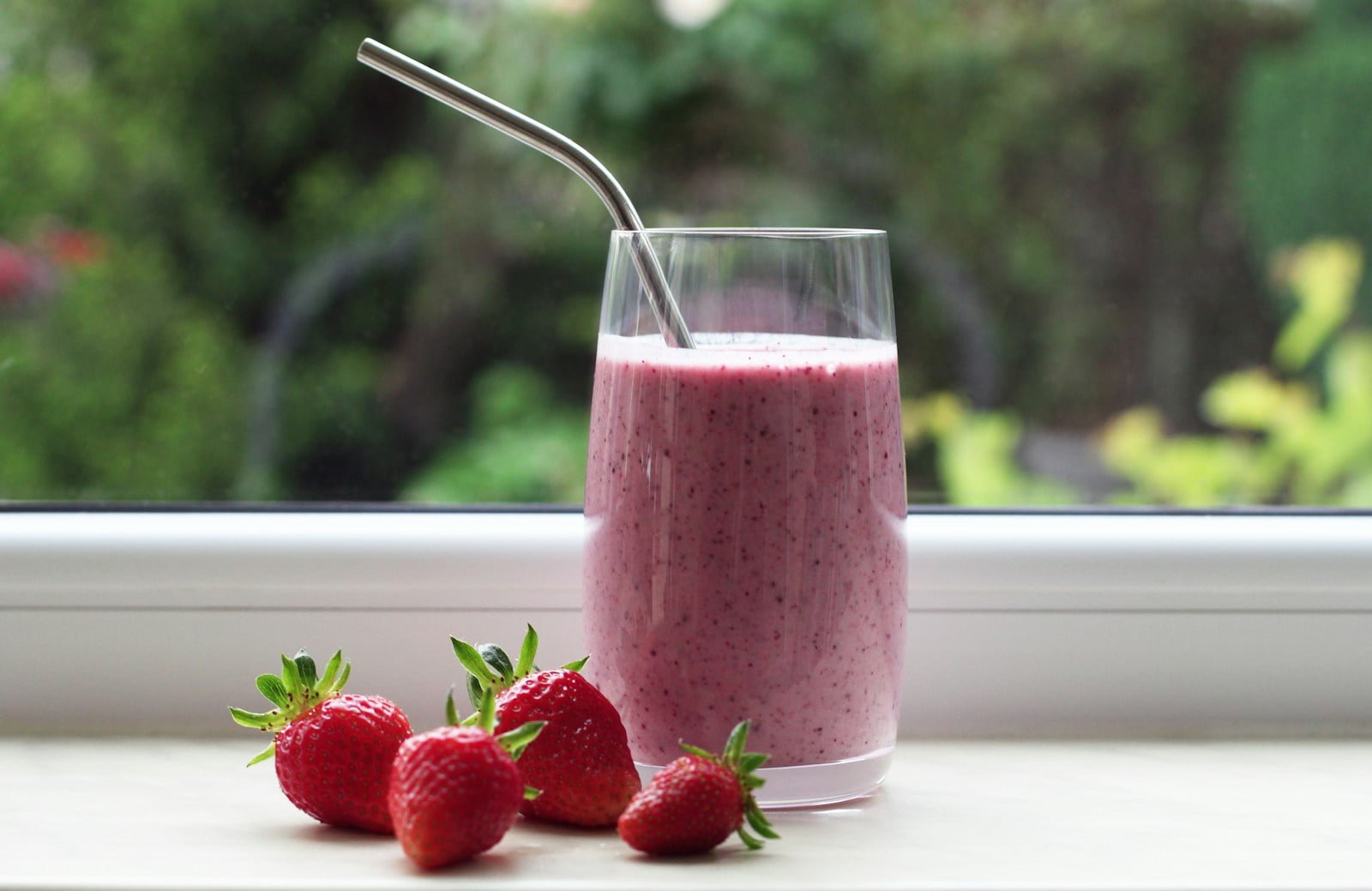 how-to-easily-make-a-strawberry-hulk-smoothie-at-home