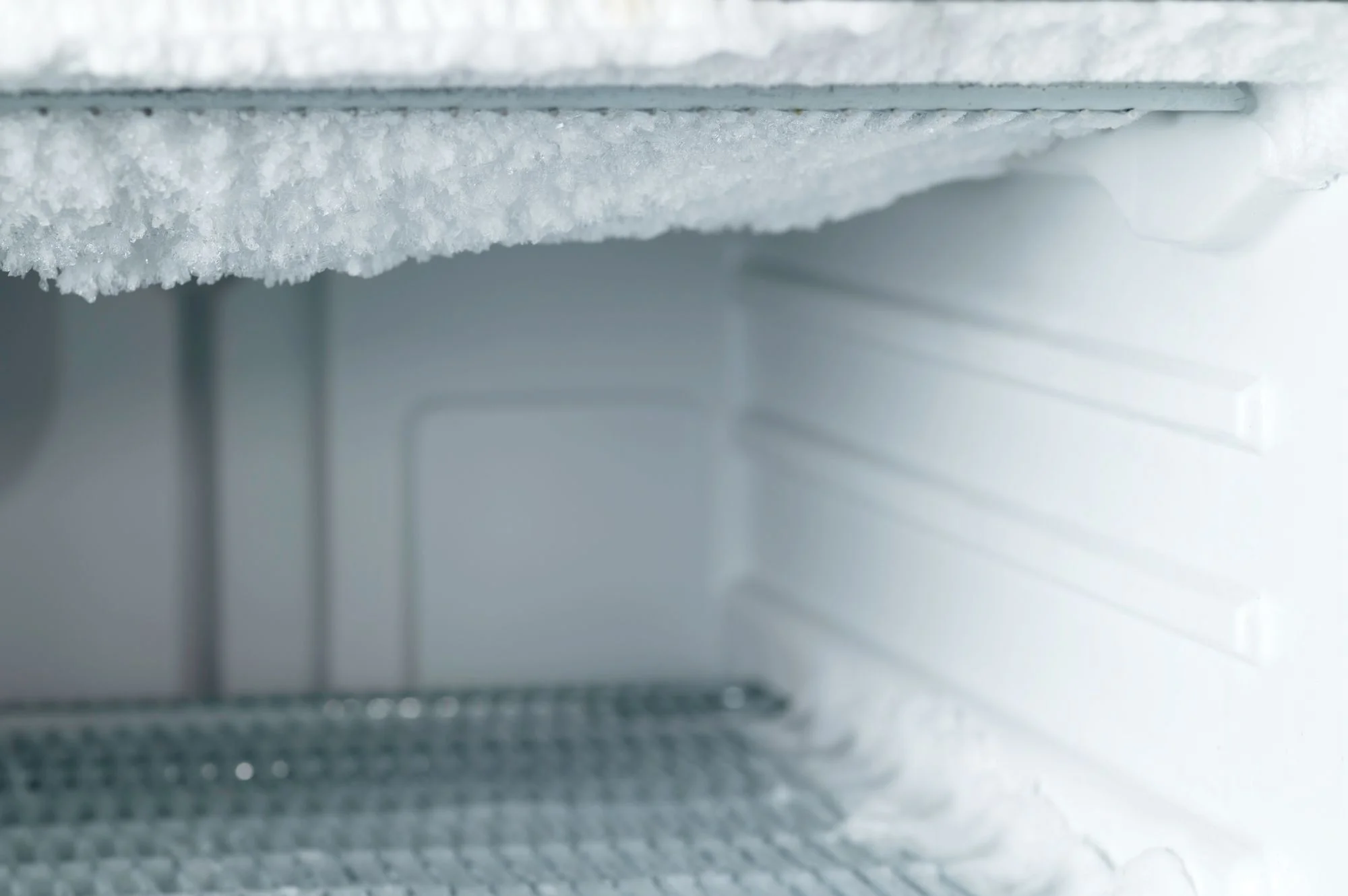 how-to-defrost-your-freezer-without-unplugging-easy-hacks